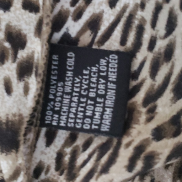 Sioni M Animal print blouse. - Picture 8 of 8